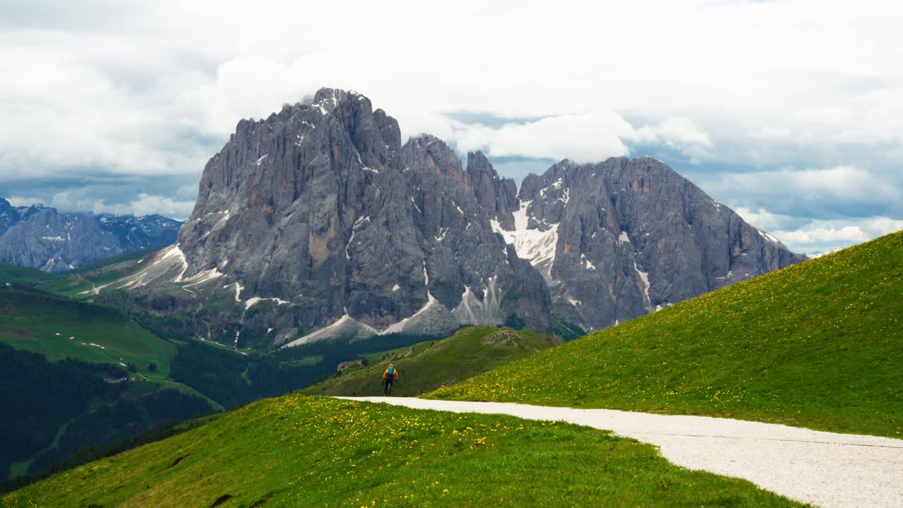 ciclistas en los senderos con el macizo de langkofel como telón de fondo en las dolomitas de los alpes italianos