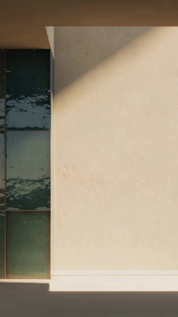 Vídeo vertical: Luz solar em movimento vindo da claraboia, cruzando o canto de uma parede bege perto de azulejos verdes