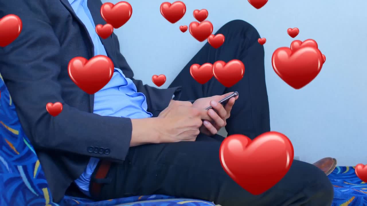 문자 메시지를 보내는 동안 의자에 앉아 있는 남자