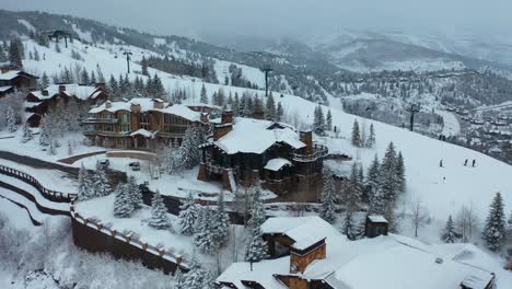 Una-Escapada-De-Invierno-Con-Vistas-Panorámicas-Y-Arquitectura-Alpina