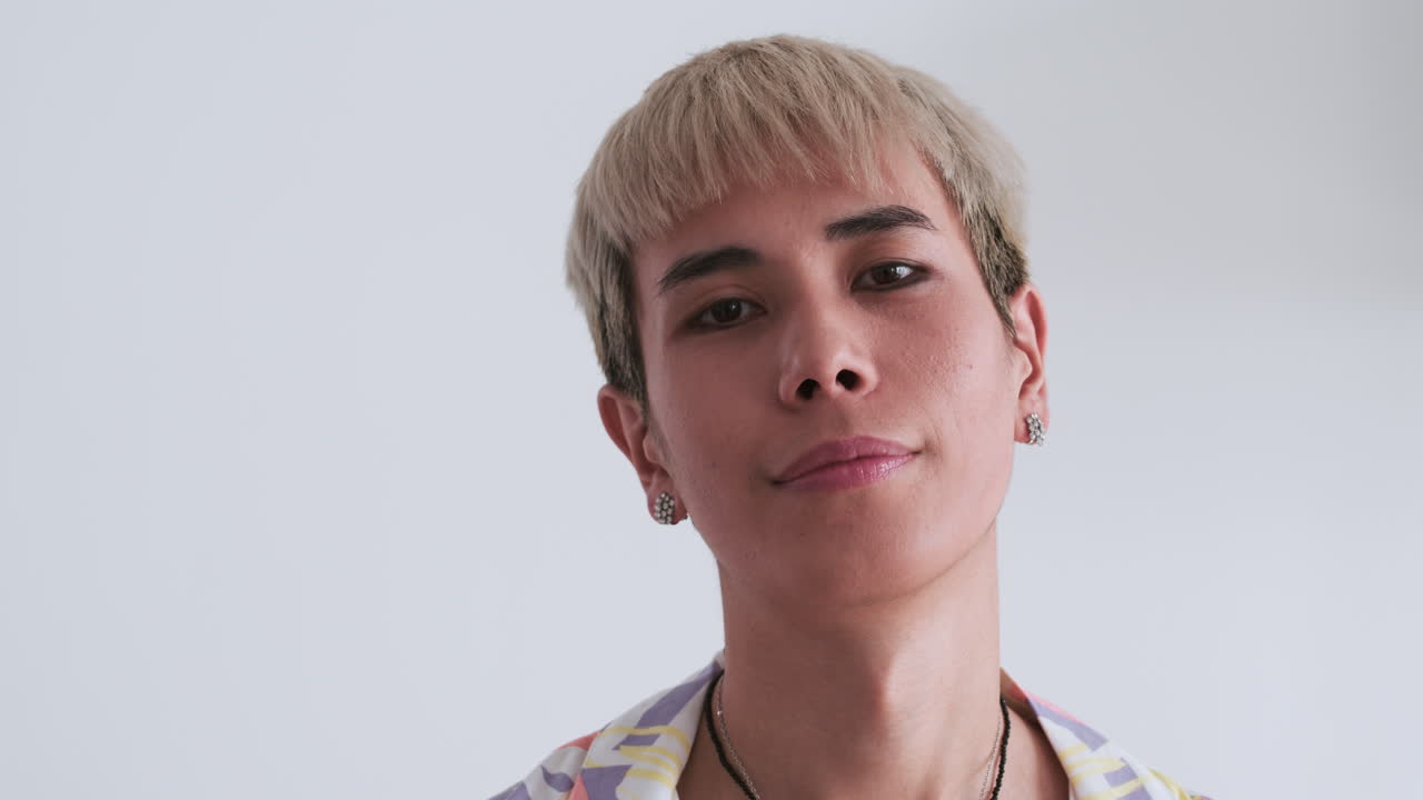 실내에서 포즈를 취하는 사람