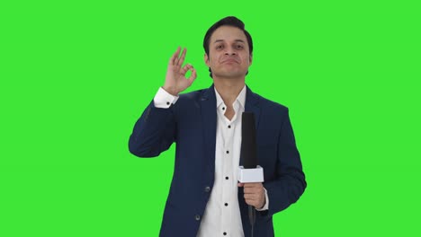 Alegre-Reportero-Indio-Mostrando-El-Signo-De-OK-En-La-Pantalla-Verde