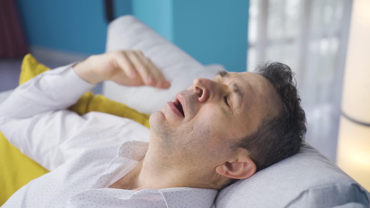 hombre con dificultad para respirar.