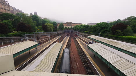 Estación-De-Tren-Waverley-De-Edimburgo-Con-Vistas-A-Las-Galerías-Nacionales-De-Escocia-En-La-Distancia