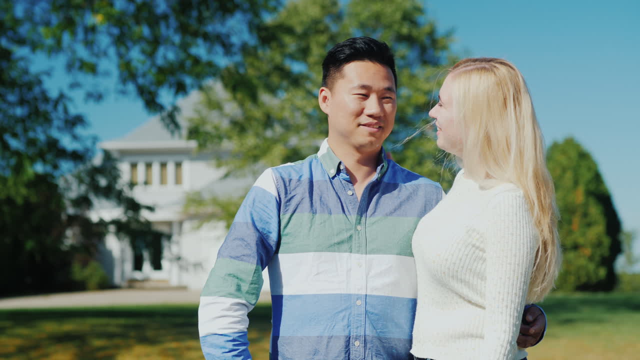 집 앞에서 행복한 커플