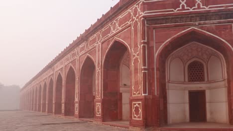 Tumba-De-Humayun-En-La-Mañana-Brumosa-Desde-Una-Perspectiva-única-Tomada-En-Delhi-India