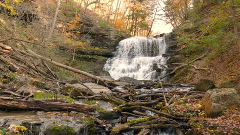 Atemberaubende-Herbstansicht-Der-Unteren-Taufälle,-Die-Durch-Felsen-Und-Wälder-Im-Wald-Kaskadieren