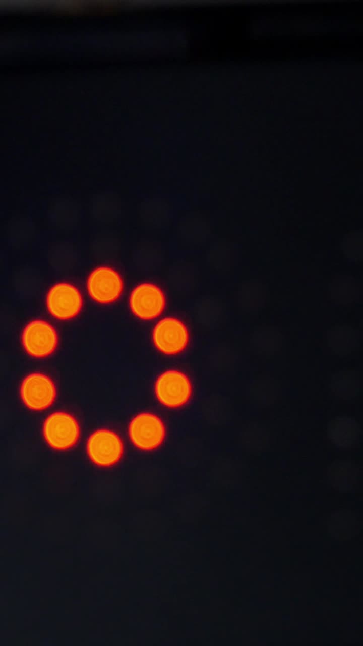 Luces LED de colores parpadeando en un fondo oscuro