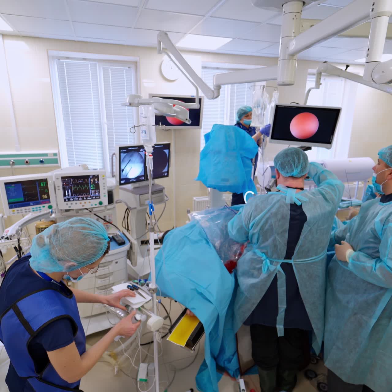 Quirófano en hospital. Equipo médico quirúrgico operando en el quirófano del hospital