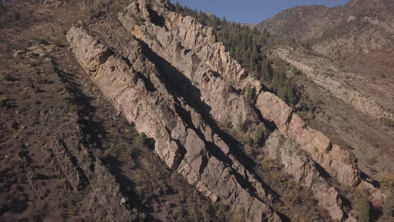 explora el terreno rocoso y épico del gran cañón de cottonwood en utah