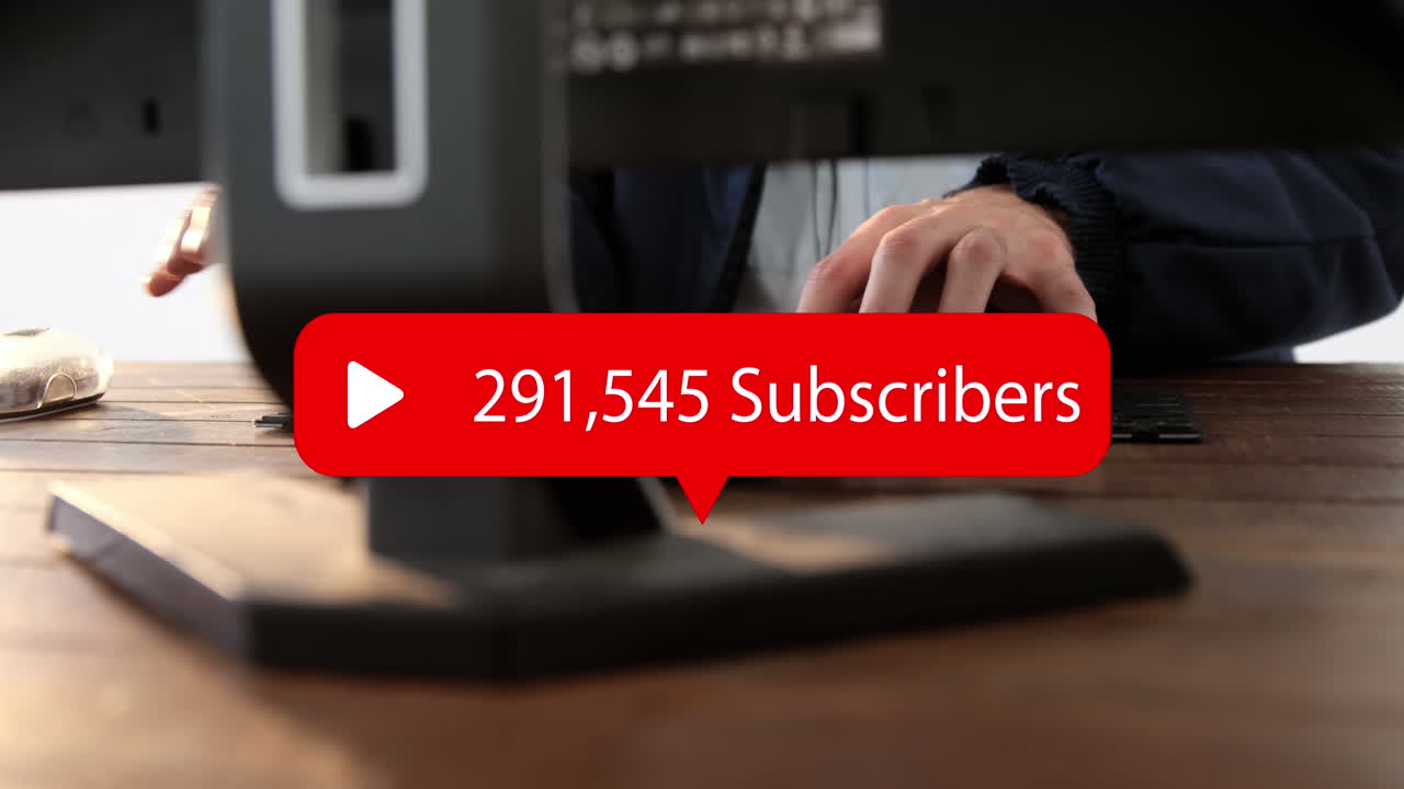 burbuja de habla con suscriptores texto con números crecientes contra el hombre usando computadora