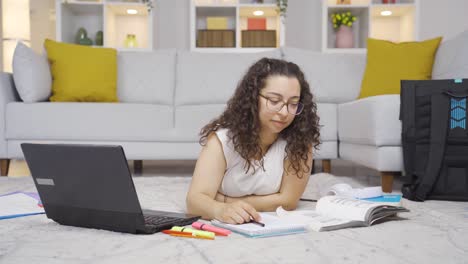 una estudiante que habla motivadoramente.