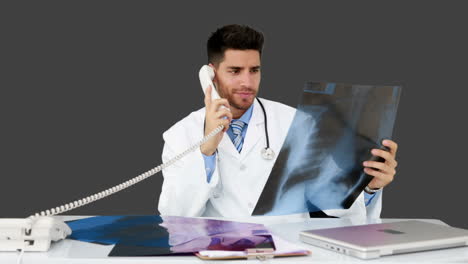 joven médico trabajando en su escritorio