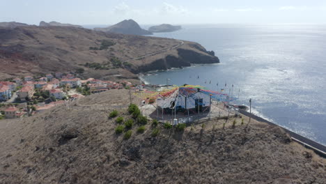 banderas alrededor de la capela nossa senhora da piedade en un día brillante en canical, isla de madeira, portugal