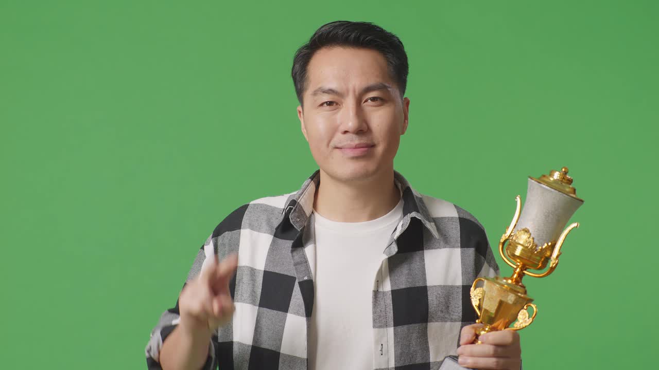 트로피를 가진 행복한 남자