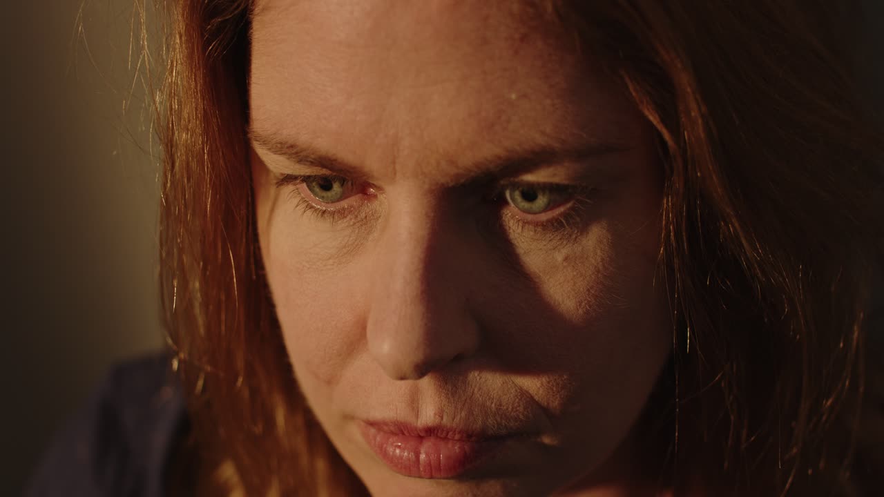 mujer deprimida y cansada mirando fijamente y girando lentamente la cabeza