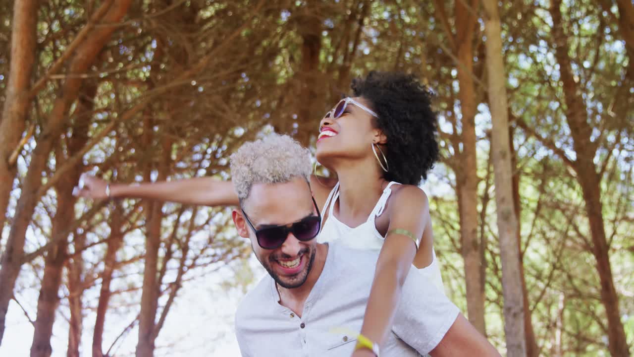 pareja en un paseo a lomos divirtiéndose en el festival de música 4k