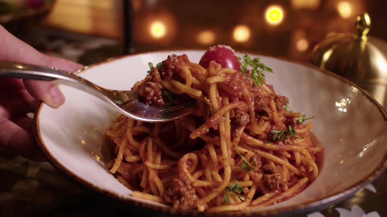 Deliziosi spaghetti alla bolognese serviti in un ristorante accogliente e tradizionale