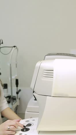 optometrista examinando a una paciente femenina