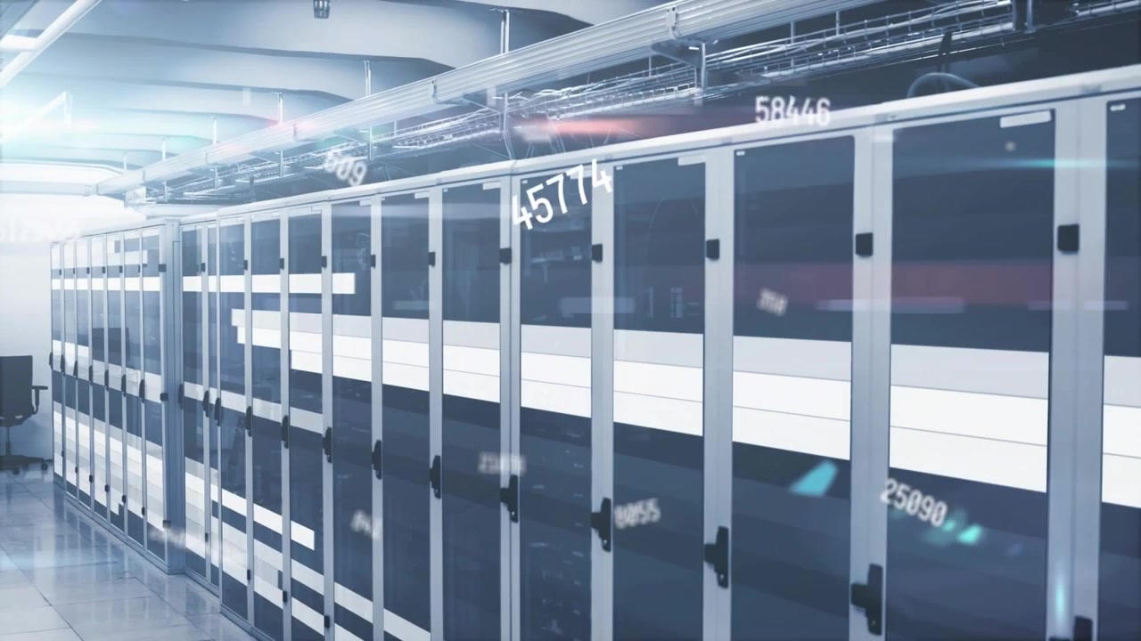 Kamera panorerer over serverracks, numeriske overlejringer bevæger sig, og overvåger datacenterydelsen.
