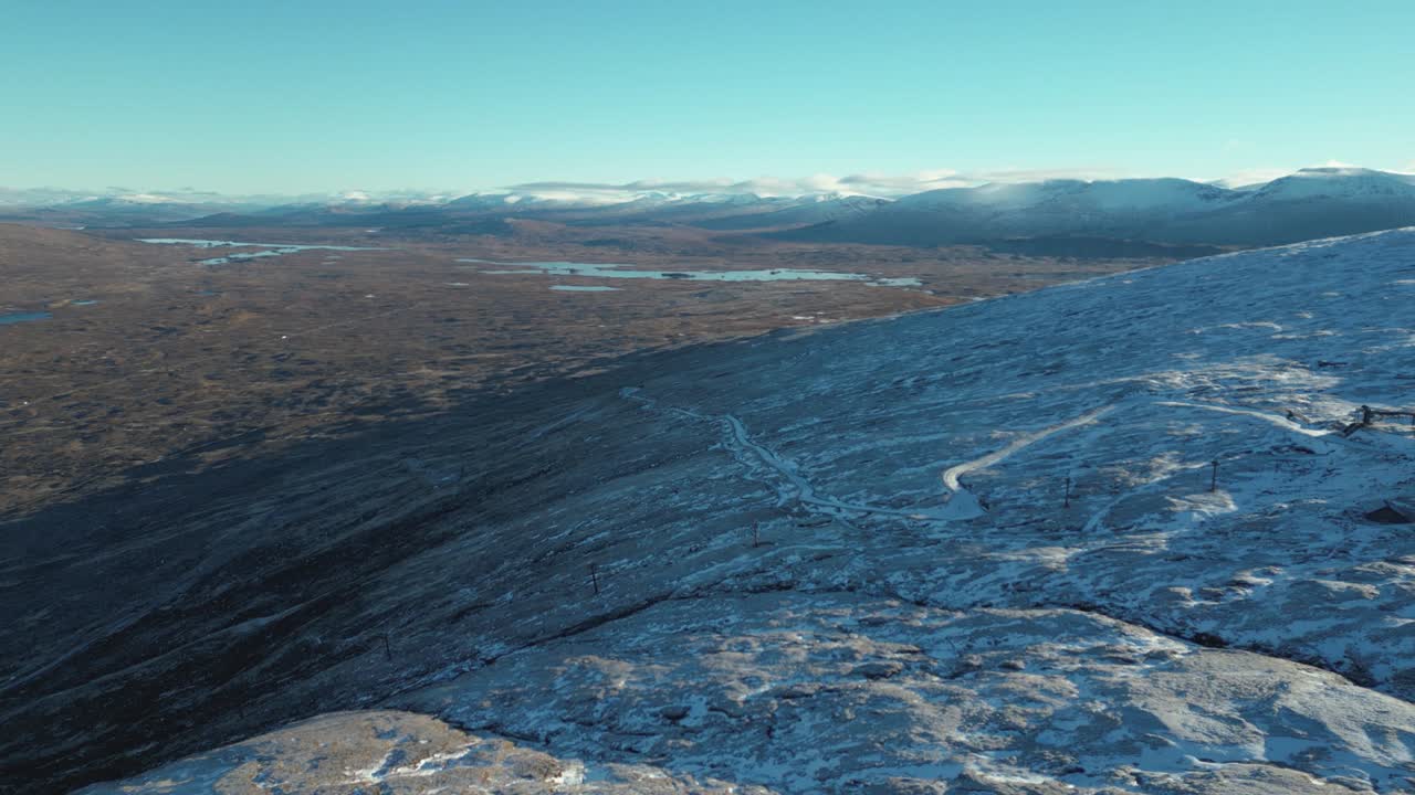 paisaje nevado de glencoe con montañas y cielos despejados, vista aérea