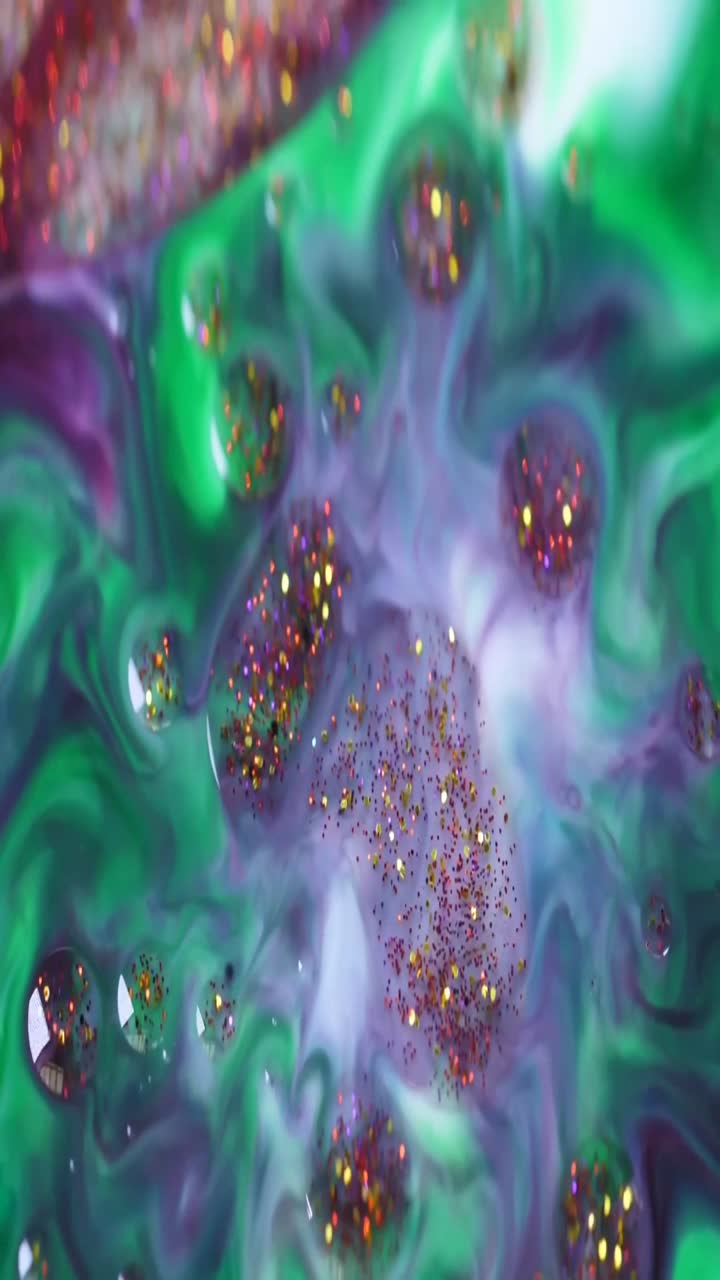 Liquido Astratto Vorticoso con Gocce di Glitter e Colori Vivaci
