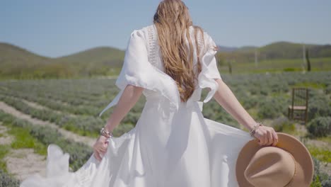 mujer con un vestido blanco en un campo de lavanda