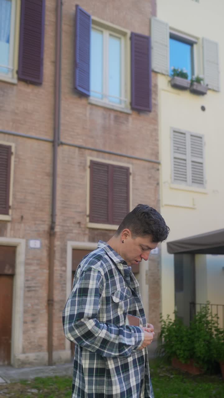 hombre con camisa a cuadros en una ciudad italiana