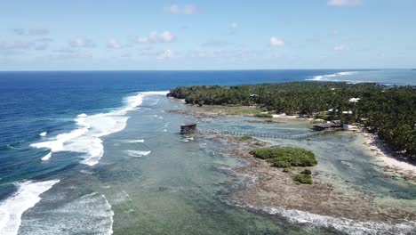 un tiro aéreo de ojo de pájaro a la nube 9 en la isla de siargao.