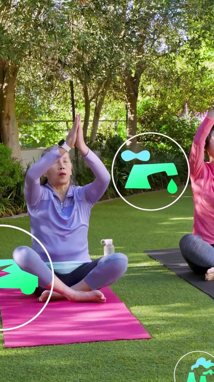 Video verticale: Donna anziana che segue le istruzioni, facendo stretching su un tappetino con icone verdi per la salute.