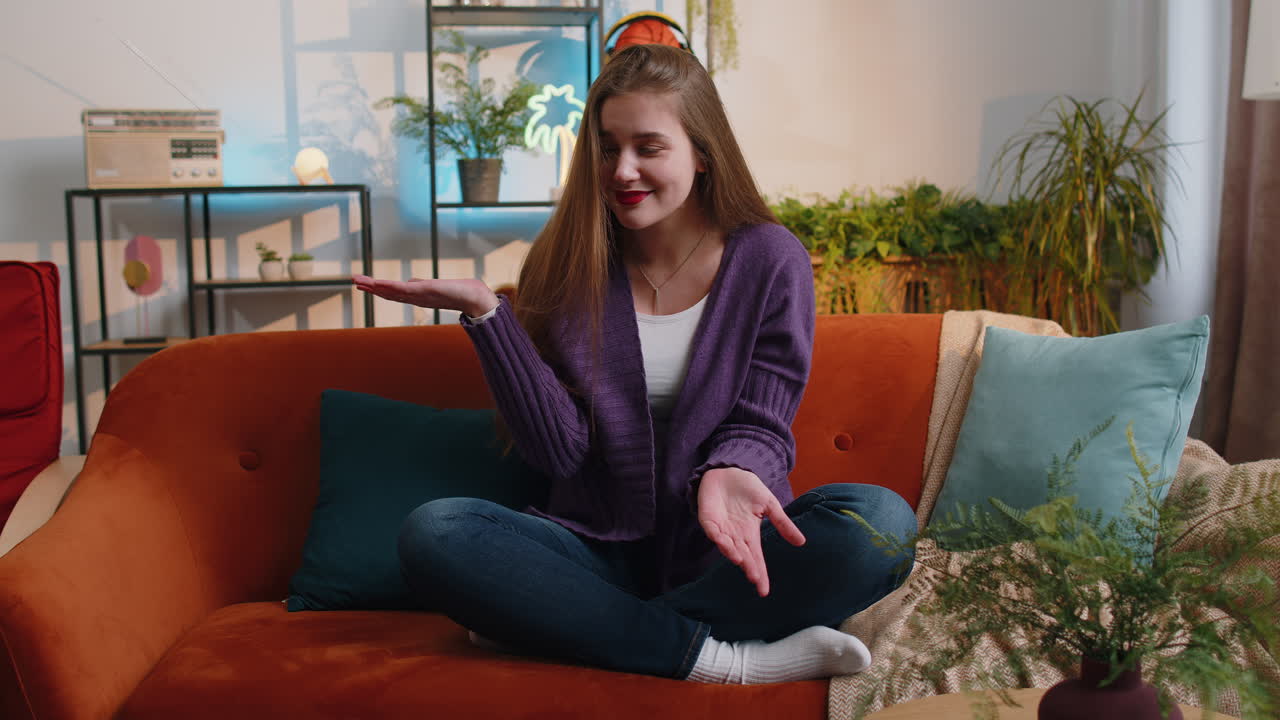 여성이 손을 들고 왜 왜 실패의 이유를 묻고 반 라이프 해킹 조롱 불신 짜증