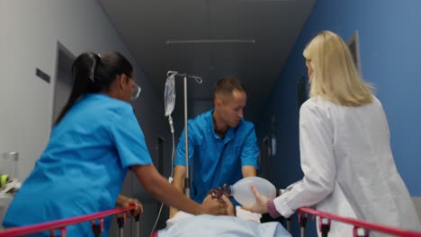 respuesta médica de emergencia en el corredor del hospital