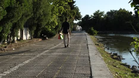 Caminando-Despues-De-Ir-De-Compras