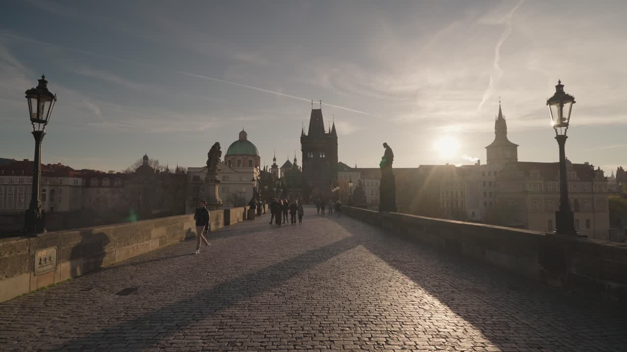 Il Ponte Carlo a Praga all'alba