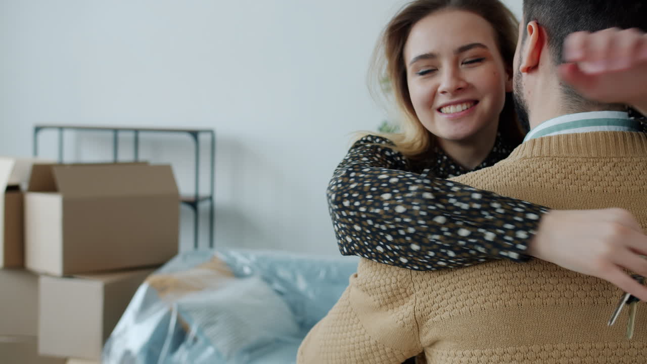pareja que se muda a su nuevo hogar