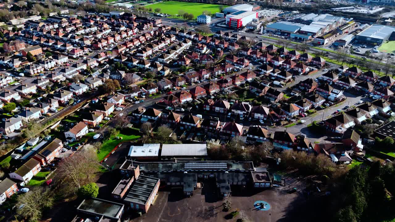 Luftfoto med drone fra høj vinkel over Millbrook forstadsboligområde i Southampton ved solnedgang, med træer, huse og natur omkring. Optaget om vinteren med trafik og biler på gaderne.