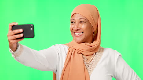 mujer islámica, selfie y sonrisa por pantalla verde