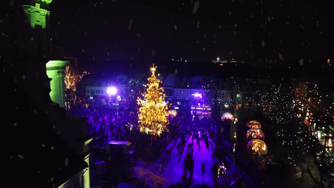 Árbol de Navidad y Ayuntamiento de Kaunas durante una nevada, vista aérea