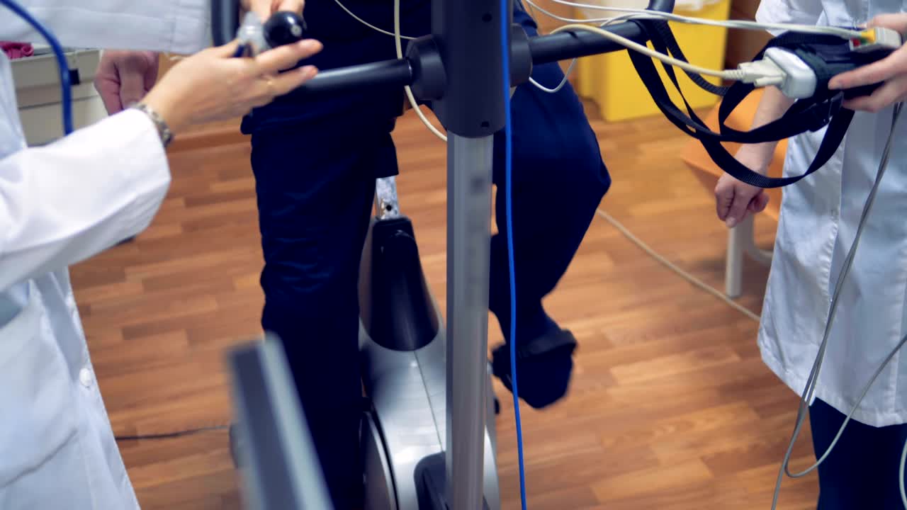 심장 진단 장치: 환자의 가에 부착된 전극을 사용하여 환자의 생명 매개 변수를 테스트합니다.