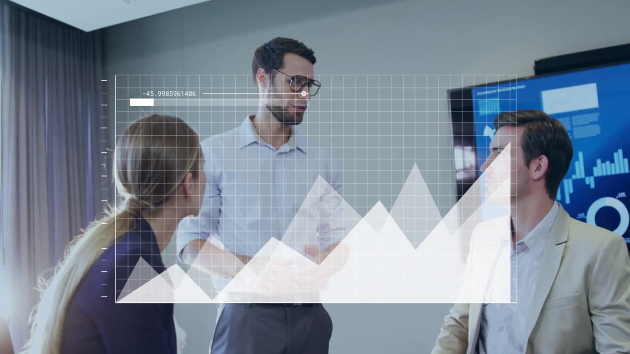 animación de procesamiento de datos y diagramas sobre colegas caucásicos hablando en la oficina