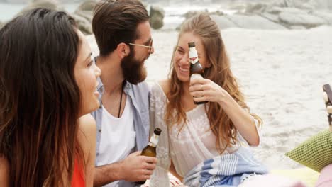 Vorderansicht-Eines-Kaukasischen-Paares,-Das-Am-Strand-Bierflaschen-Anstößt,-4k