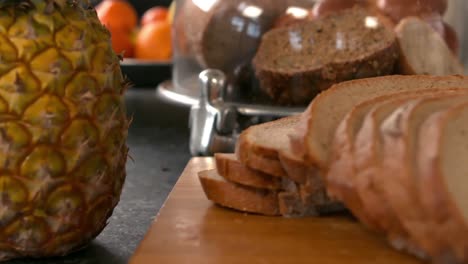 Nahaufnahme-Einer-Scheibe-Brot