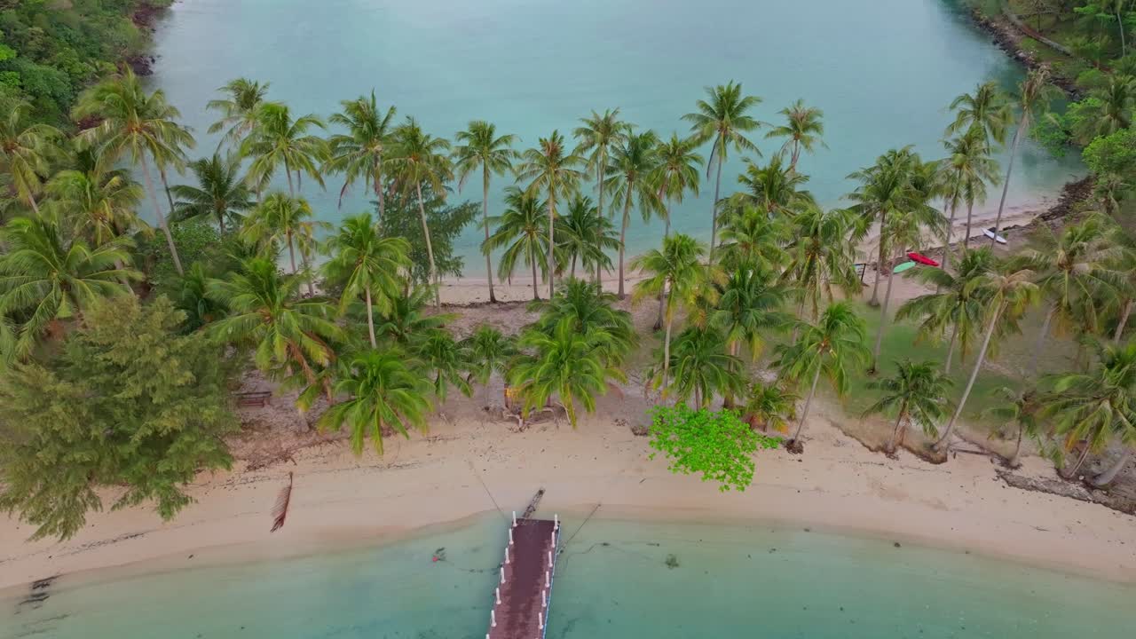 Unenomainen ilmakuva Ko Ngamista meren äärellä aamunkoitteessa, Koh Chang.