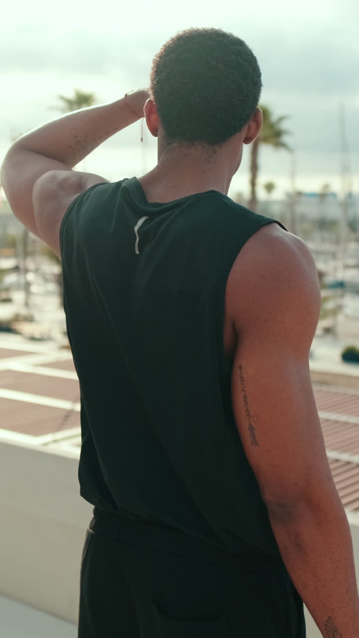 Un atleta si prende una pausa dal fitness al porto