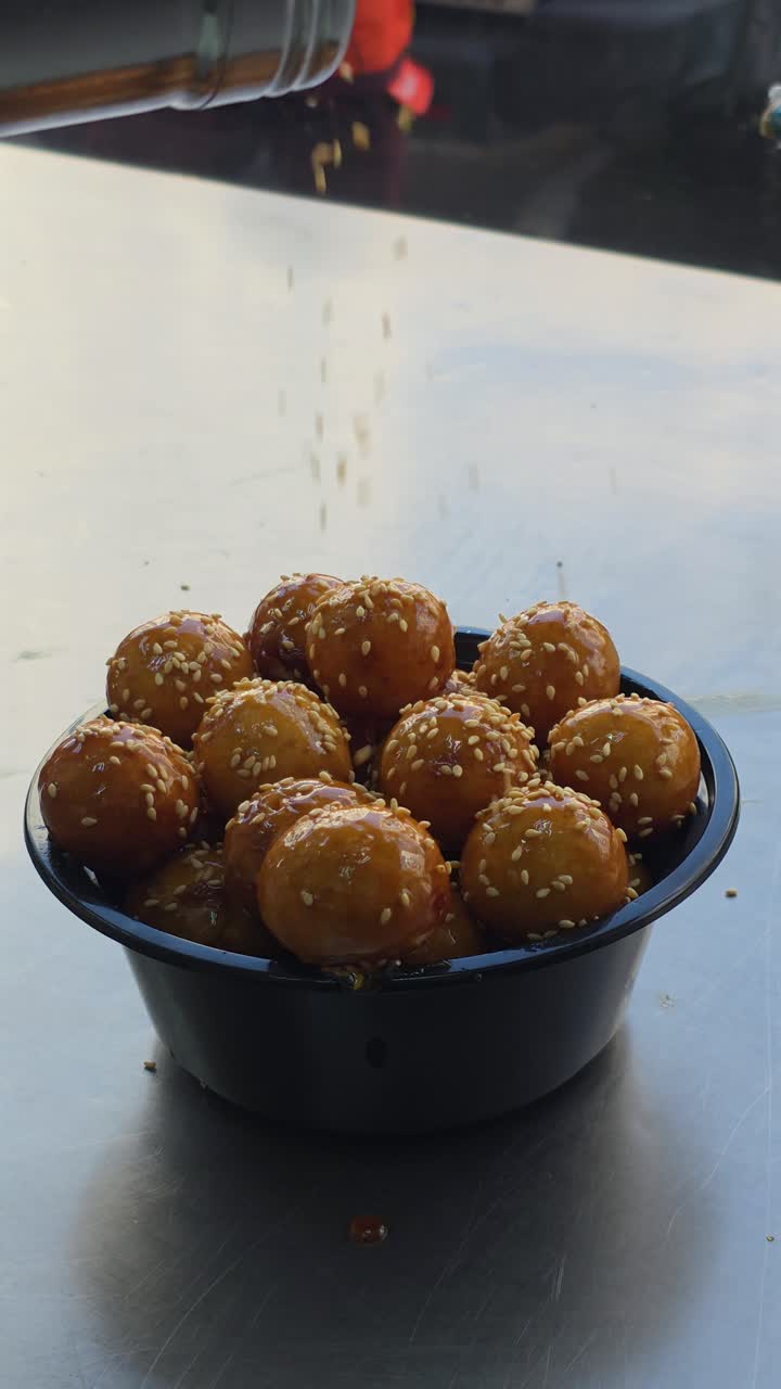 Cibo da strada emiratino Luqaimat in preparazione in una pasticceria ad Abu Dhabi.
