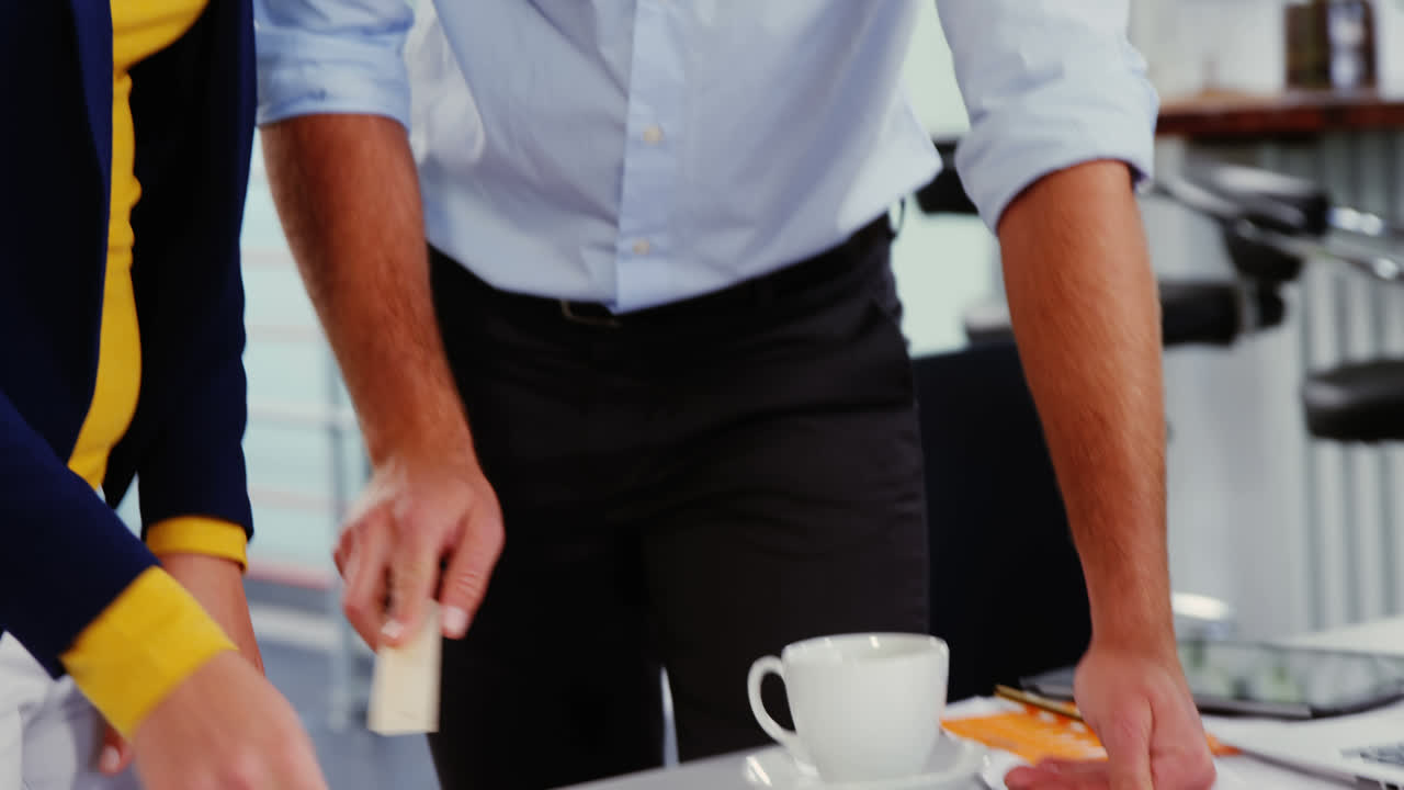 ejecutivos de negocios discutiendo sobre el plan