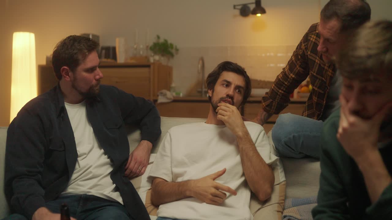 소파에서 이야기하는 친구들