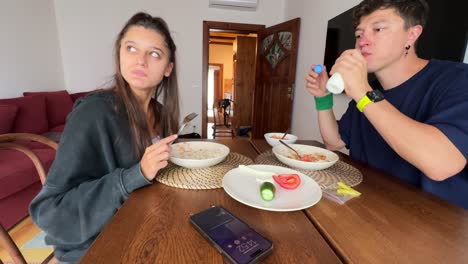 pareja comiendo juntos