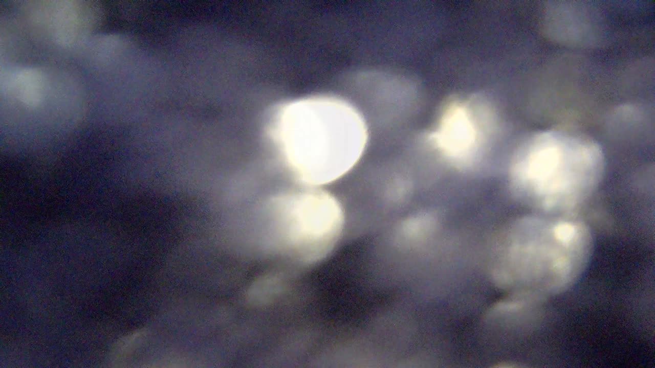 luz brillante a través de la rejilla de fondo