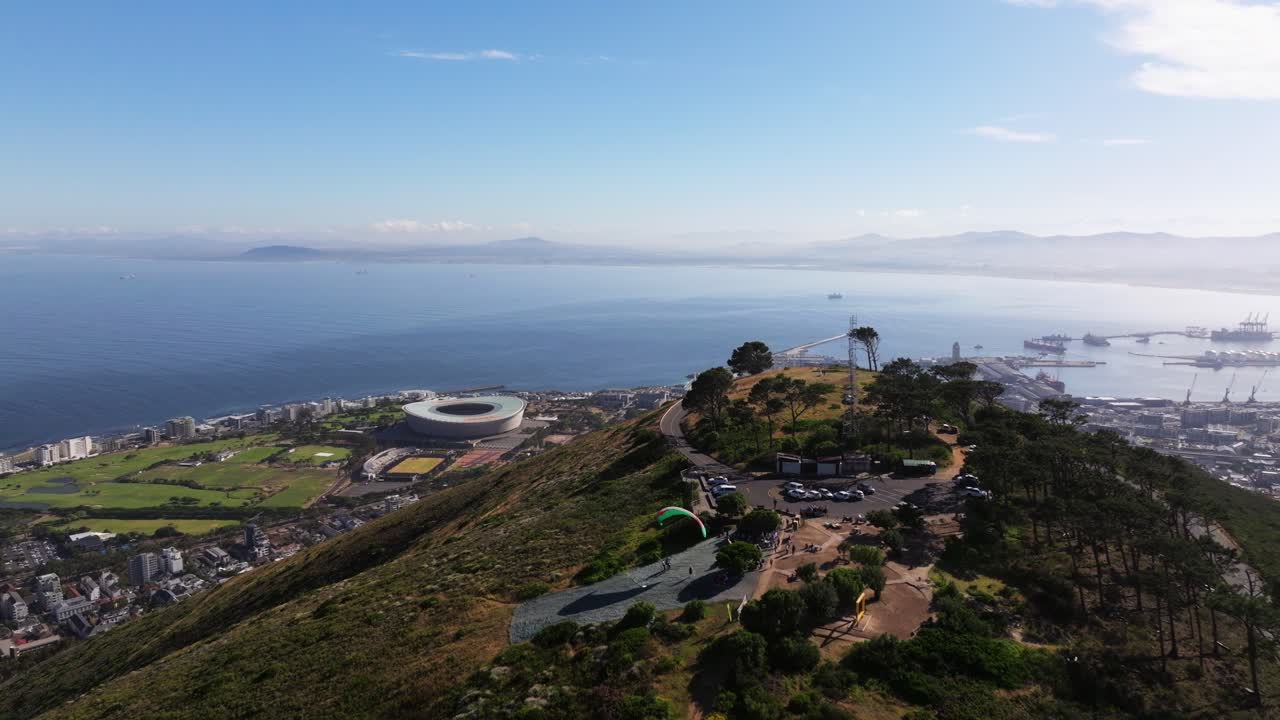 el parapente despega en signal hill en ciudad del cabo, sudáfrica.